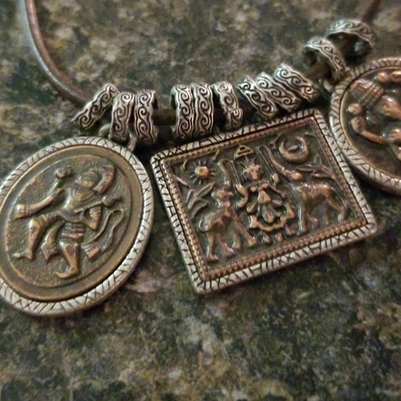 Antique-Inspired Silver Pendant Necklace - Picture 4 of 7